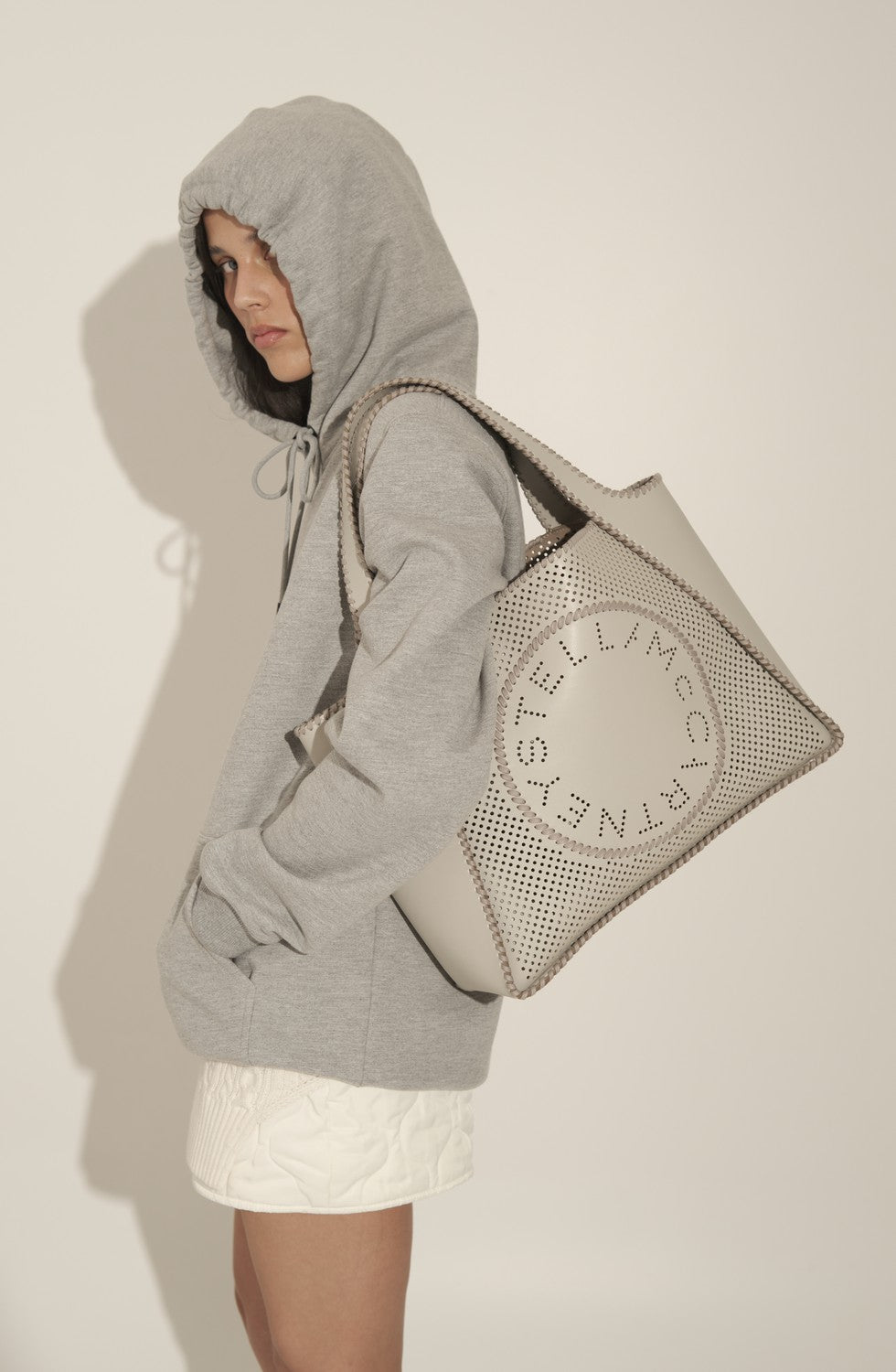 Cartera Logo Tote Perforated Eco Alter Mat Gris