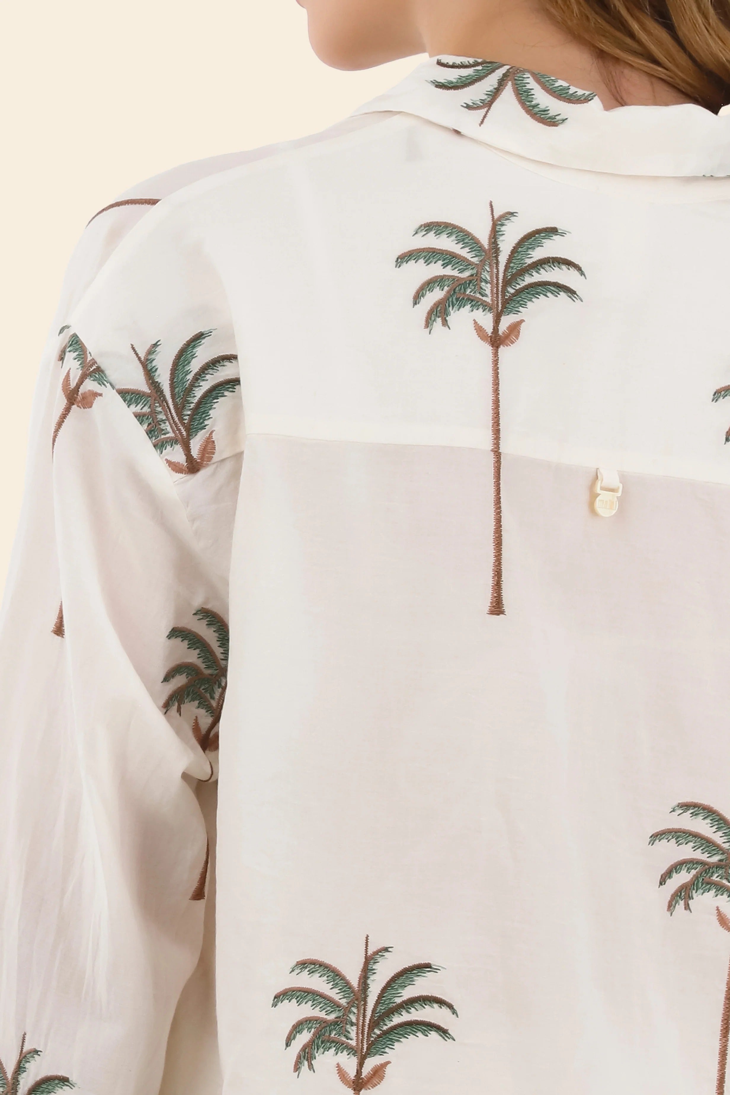 Camisa Vera Con Estampado De Palmeras Veraniegas.