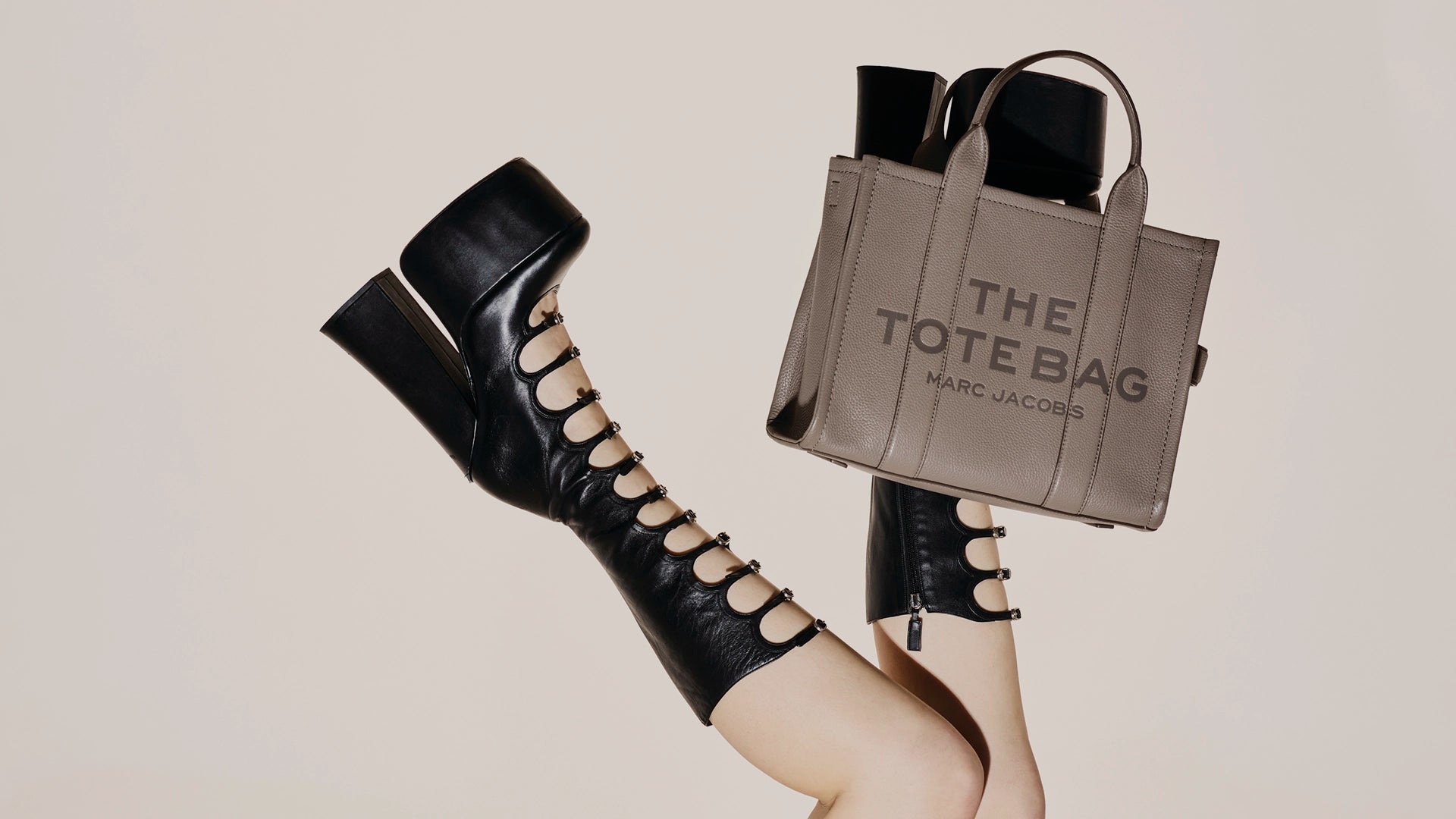 Marc Jacobs – Tote Bags y Bolsos Icónicos