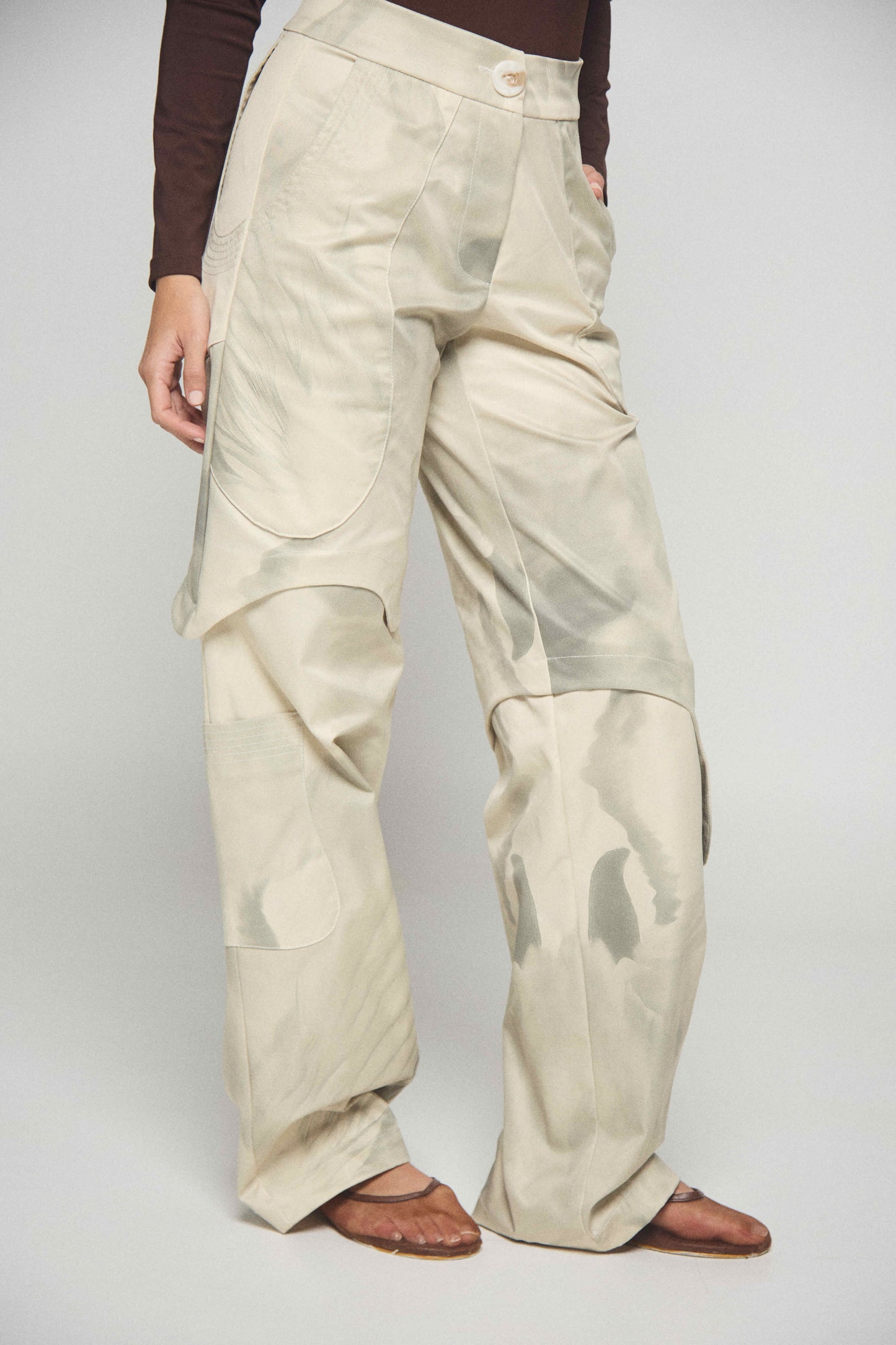 Pantalón Beige Con Estampado De Pluma ZIERRA LEONA PANTALONES Malva CO