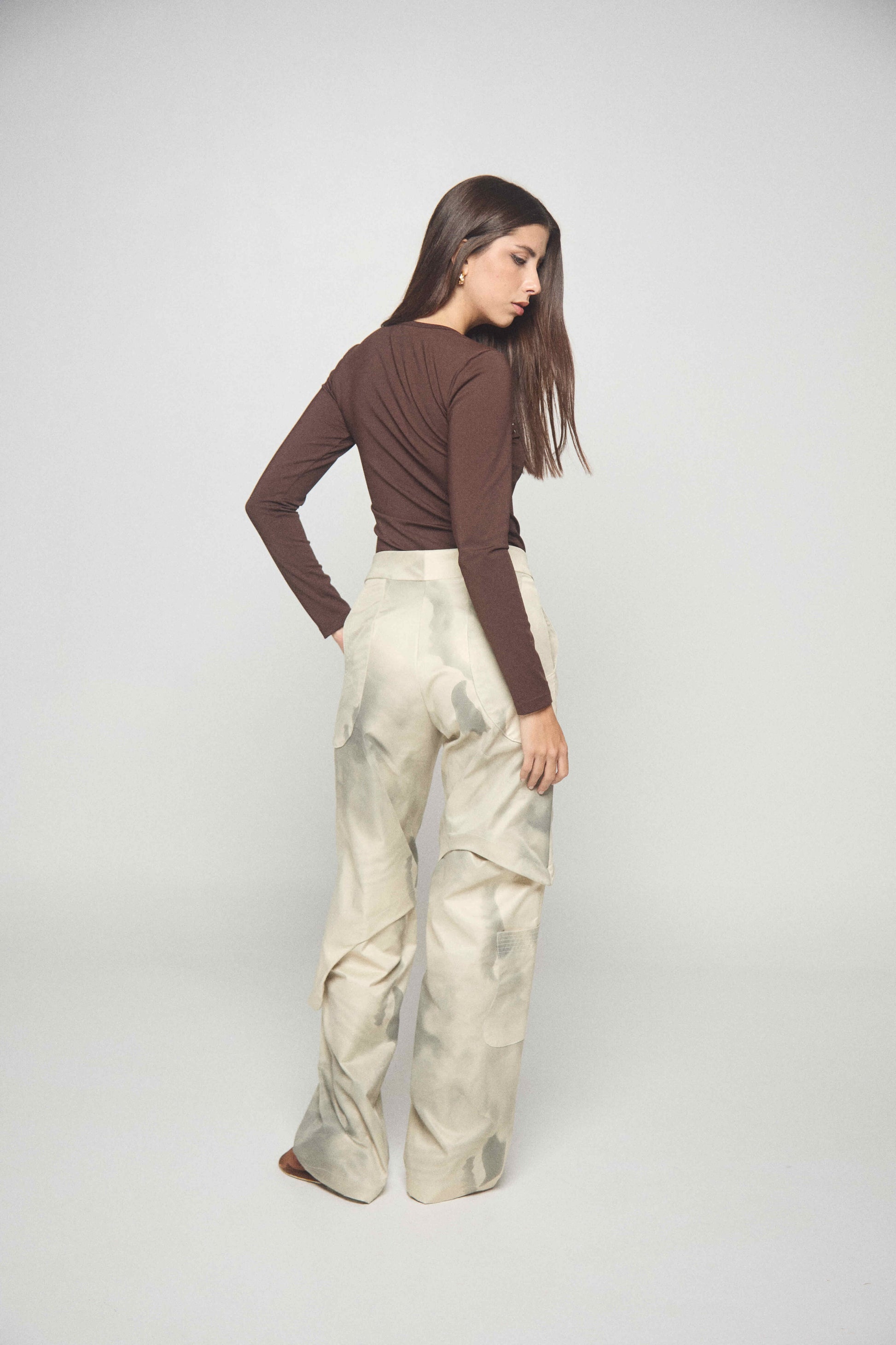 Pantalón Beige Con Estampado De Pluma ZIERRA LEONA PANTALONES Malva CO