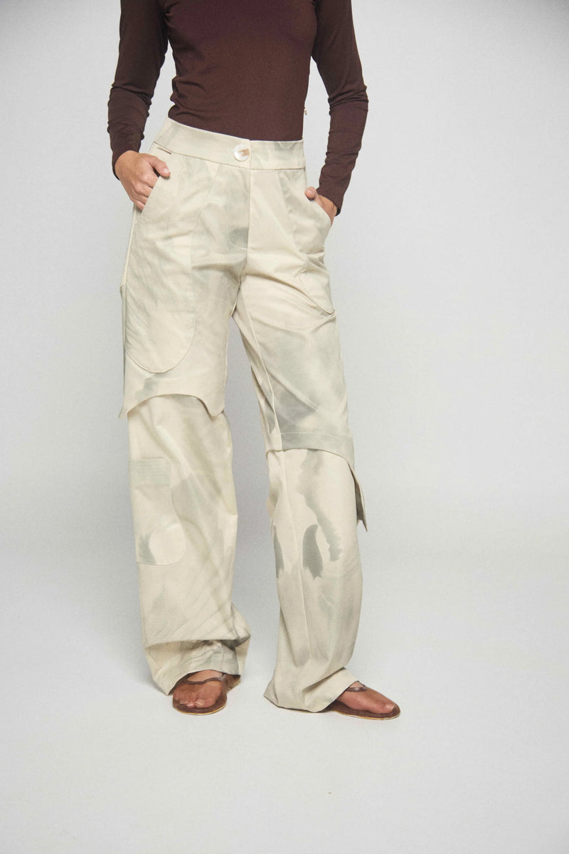 Pantalón Beige Con Estampado De Pluma