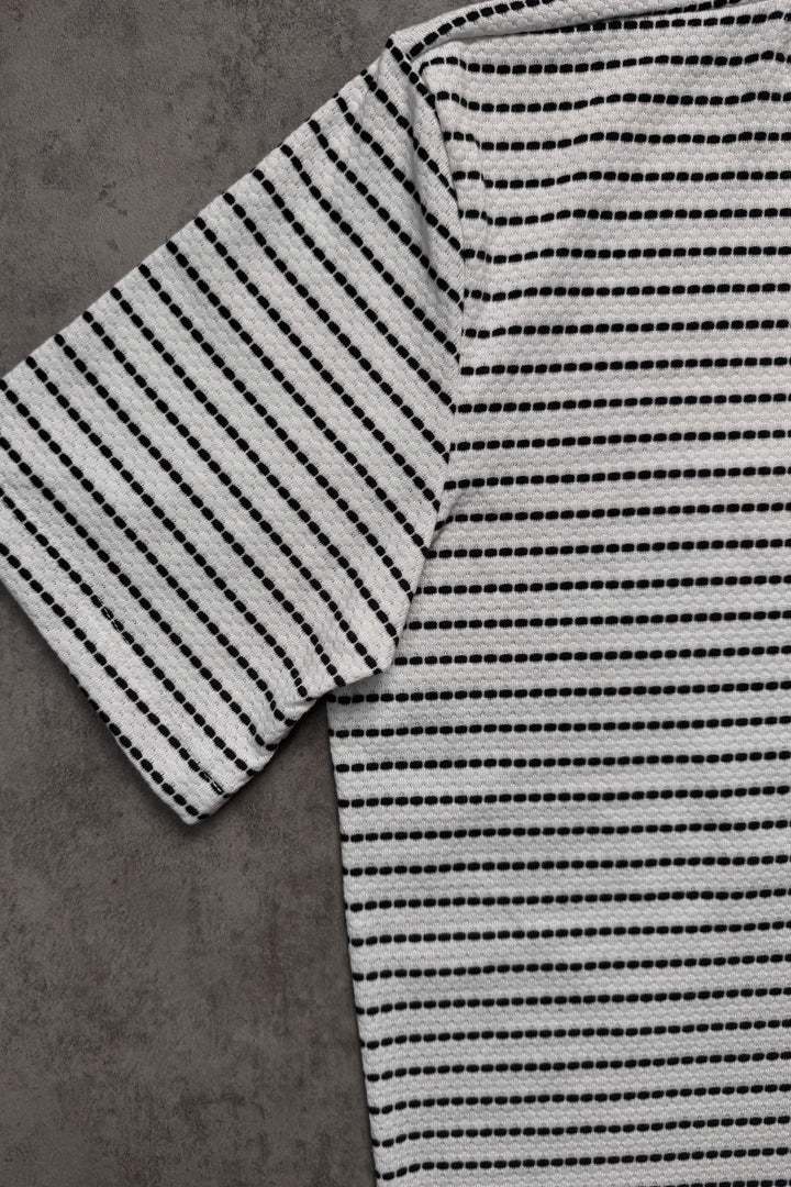 T-Shirt Texturizada Blanca Rayas Negras