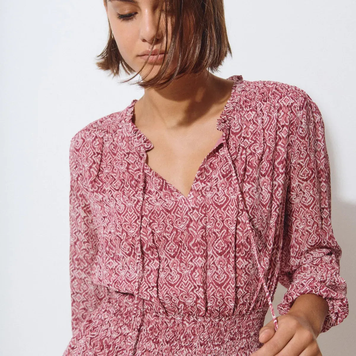 Mini Vestido Estampado Ikat Smock Cintura