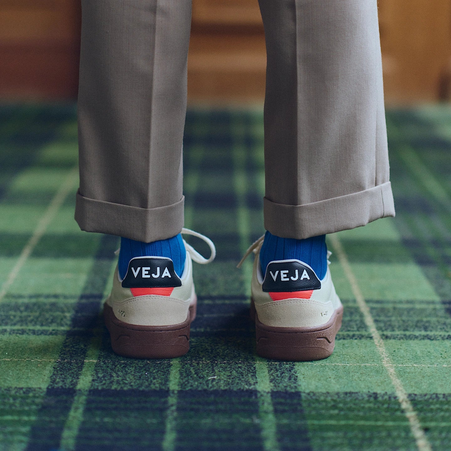 Tenis Veja De Hombre V-90 Cuero Beige Almendra Negro