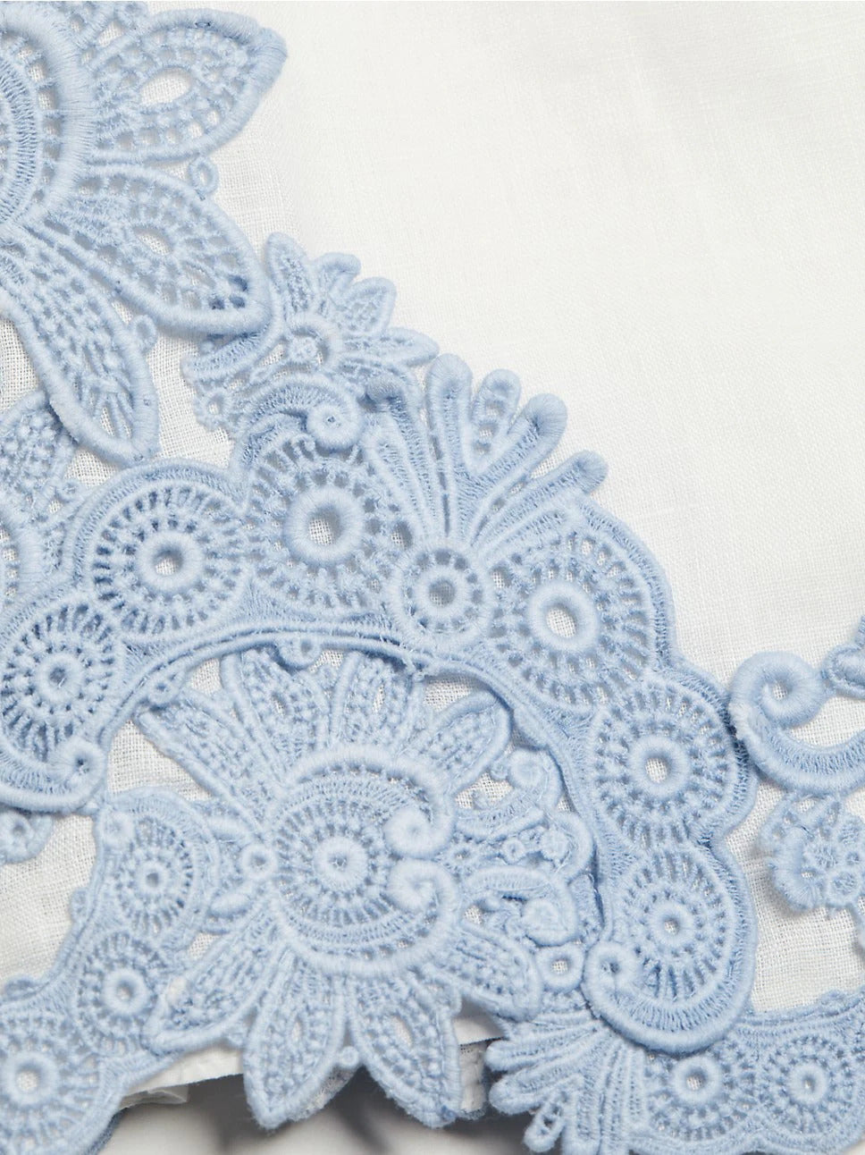Short Raie Embroidered Trim